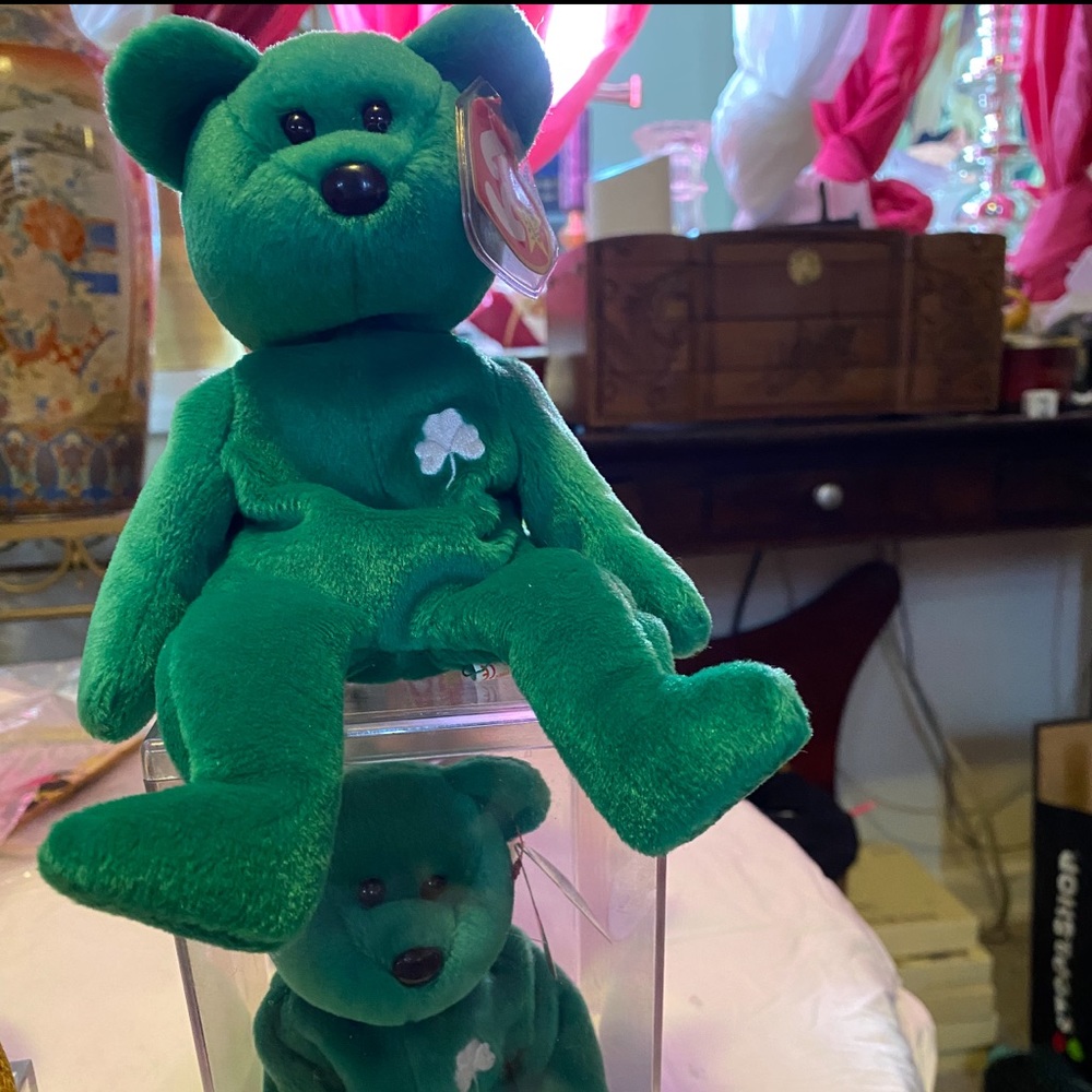 Beanie Baby Erin Bear, mint condition. I have 2 of these beautiful bears.